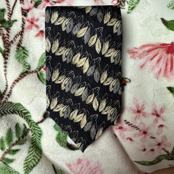 Chic Black and Cream Patterned Women's Scarf - Picture 1 of 3